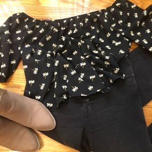 Off-the-Shoulder daises top